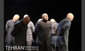 نمایش محفل بی عاری‎ 15