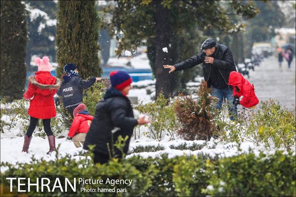 روز برفی تهران در پارک شهر 21