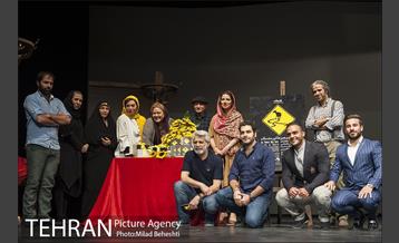 رونمایی از کتاب نمایشنامه زنانی که به بزها خیره شده اند 21