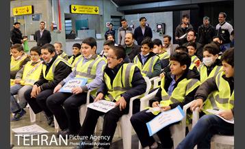 اجرای برنامه تاتر ترافیکی برای کودکان و دانش آموزان در مترو  راه آهن 6