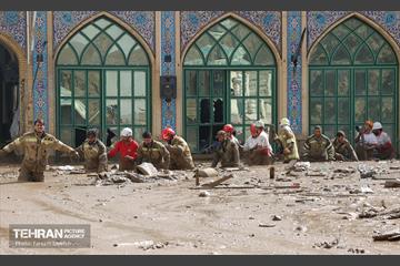 تلاش نیروهای امدادی شهرداری تهران برای تخلیه مناطق سیل زده کن