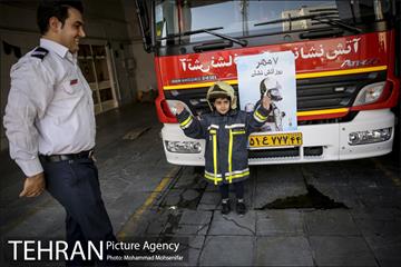 پذیرایی ایستگاه های آتش نشانی از شهروندان و دانش آموزان 14