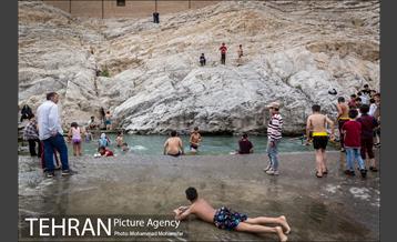 آبتنی تابستانی در چشمه علی 11