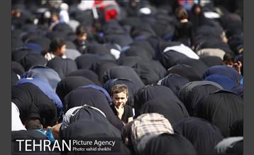 حضور شهردار برای اقامه نماز ظهر عاشورا در میدان امام حسین (ع) 10