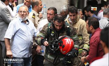 آتش‌سوزی انبار چسب در بازار تهران 9