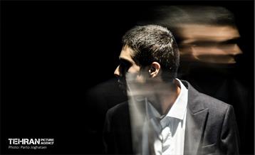 نمایش «تن‌ها» 9