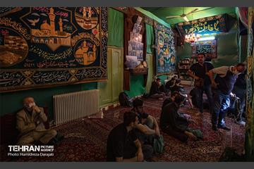 ر این حسینیه استفاده از پارچه‌های قلمکار با نقش‌های شیر و خورشید، طاووس، انسان‌های بالدار و ذکر ائمه صحنه متفاوتی از آذین‌بندی تکایا در ماه محرم را نشان می‌دهد.