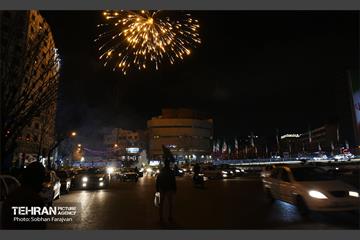 نورافشانی جشن پیروزی انقلاب اسلامی در میدان ولی‌عصر(عج) 12
