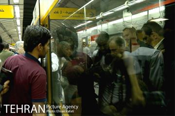 مترو سواری شهردار تهران به مناسبت روز جهانی بدون خودرو 23