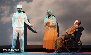 نمایش پیرزنی که در زمین خانه داشت‎ 7