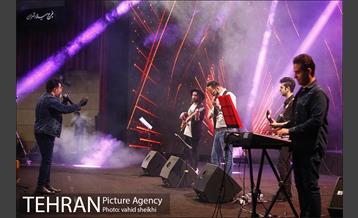 کنسرت آنلاین مهدی یغمایی 17