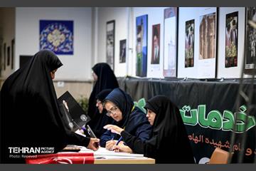 خدمت بی وقفه به زنان و مادران زائر در مراسم تشییع پیکر آقای شهید ایران 10
