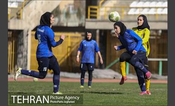 دیدار تیم‌های فوتبال بانوان البرز و سپاهان 18