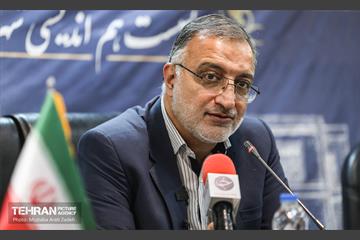 دیدار شهردار تهران با نخبگان و خانواده های شهدای منطقه 14