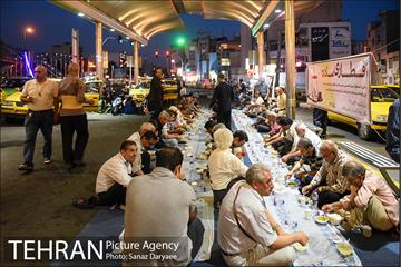 مراسم افطاری ساده در پایانه های تاکسیرانی شهر تهران 13