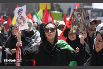 اقامه نماز بر پیکر آقای شهید ایران - 1 11
