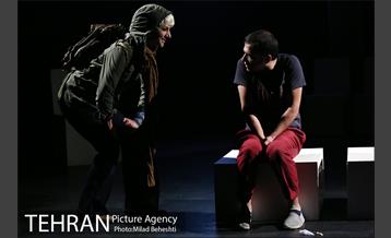 نمایش سفر به بی نهایت دور‎ 12