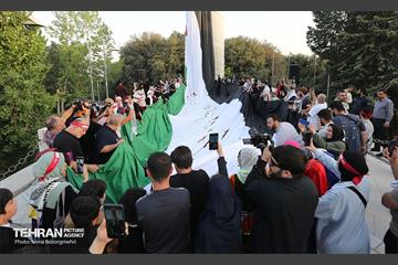 اهتزاز بزرگترین پرچم فلسطین جهان در تهران 17