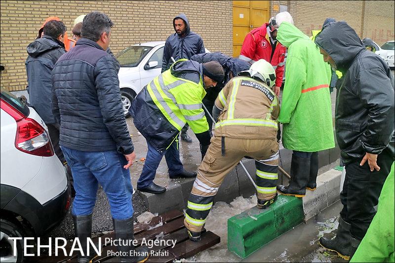 بازدید مدیران شهری از لایروبی و رسوب زدایی شبکه جمع آوری آبهای سطحی 21