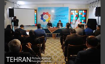 تقدیر از همکاران نویسنده و رونمایى از دوهفته نامه همگامان 4