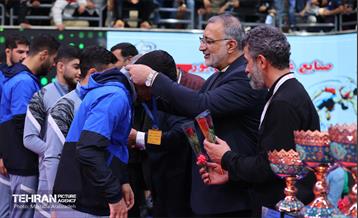 مراسم اهدای کاپ قهرمانی تیم‌های برتر کشتی آزاد توسط شهردار تهران و وزیر ورزش 27