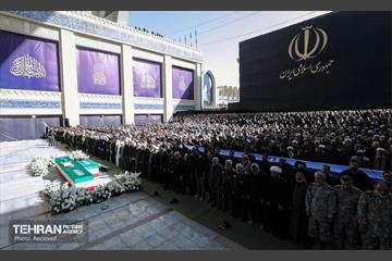 مراسم اقامه نماز بر پیکر آقای شهید ایران 37