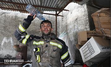 آتش‌سوزی انبار چسب در بازار تهران 43