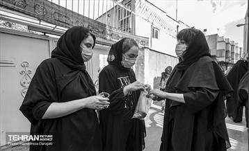 نار مسجد کربلایی‌های چهارراه گلوبندک هر سال زنان نذر می‌کنند اگر حاجتشان را گرفتند، حلوا بپزند. آنقدر این رسم جا افتاده که اکنون آن مکان در روز تاسوعا به کوچه حلواپزان معروف شده است