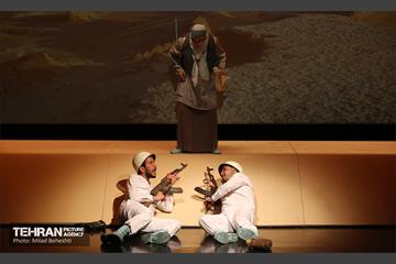 نمایش پیرزنی که در زمین خانه داشت‎ 4