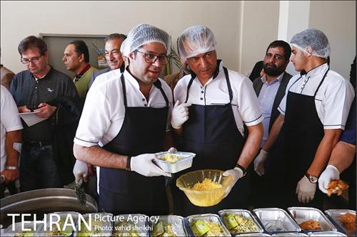 توزیع 3300 پرس غذا بین نیازمندان با کمک های مردمی 11