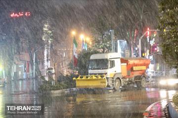 آمادگی نیروهای خدمات شهری در پی بارش‌ برف تهران 21
