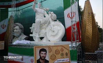رونمایی از مجسمه های 6 شهید در منطقه 15 6