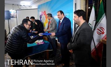 تقدیر از همکاران نویسنده و رونمایى از دوهفته نامه همگامان 30