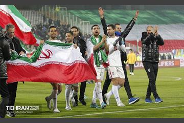 جشن و شادی بازیکنان و کادر فنی تیم ملی ایران پس از صعود به جام جهانی 2022