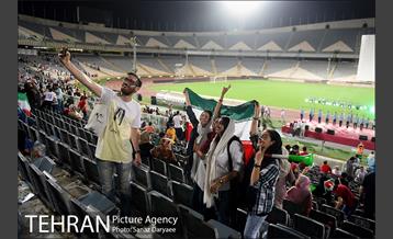 تماشای دیدار تیم‌های ملی ایران و پرتقال در استادیوم آزادی 32