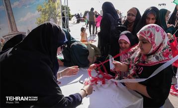 پرواز بادبادک‌ها به یاد شهدای دانش آموزان میناب در آسمان برج میلاد 32