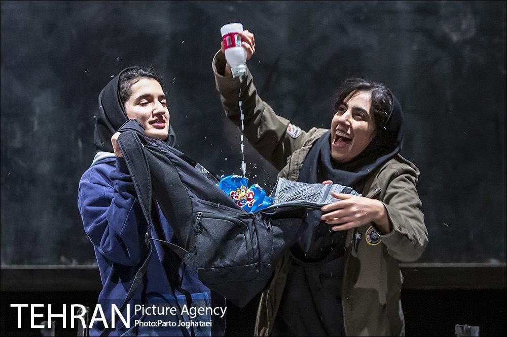 نمایش «است» 13