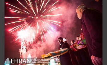 اهتزاز پرچم مسجد جمکران در برج میلاد 4