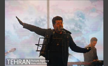 کنسرت آنلاین مهدی یغمایی 16