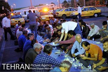 افطاری ساده در پایانه تاکسیرانی صادقیه 14