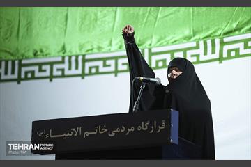 آیین بدرقه زائر اولی‌ها به‌ سوی عتبات عالیات در میدان انقلاب 41