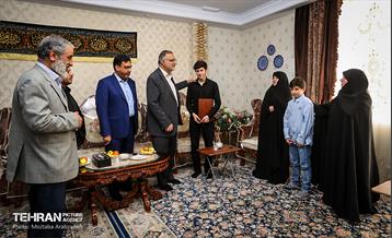 دیدار شهردار تهران با خانواده شهید دارابی 3