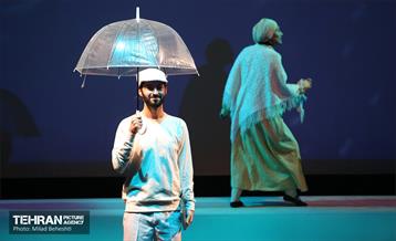 نمایش پیرزنی که در زمین خانه داشت‎ 10