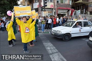 آموزش فرهنگ ترافیک توسط بچه های سندرم دان 13