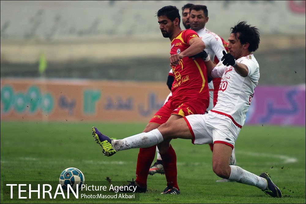دیدار تیم های فوتبال نفت تهران و تراکتورسازی تبریز