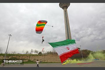پرش چتربازان از برج میلاد تهران 6