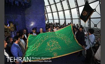 اهتزاز پرچم حرم حضرت معصومه (س) در برج میلاد 24