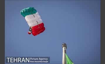 پرش با چتر از برج پرچم 13