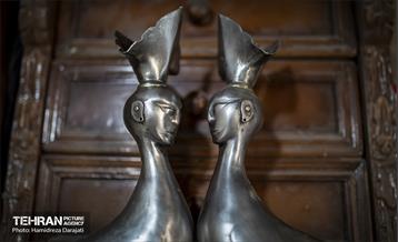 مرغ صلوات یا رخ که نوعی مرغ بهشتی است، اینها صورت انسان است و تن پرنده که روایت مرغ‌هایی  است  که در بهشت همواره صلوات می‌فرستند