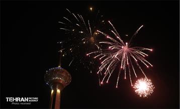 نورافشانی برج میلاد در شب پیروزی انقلاب اسلامی 16